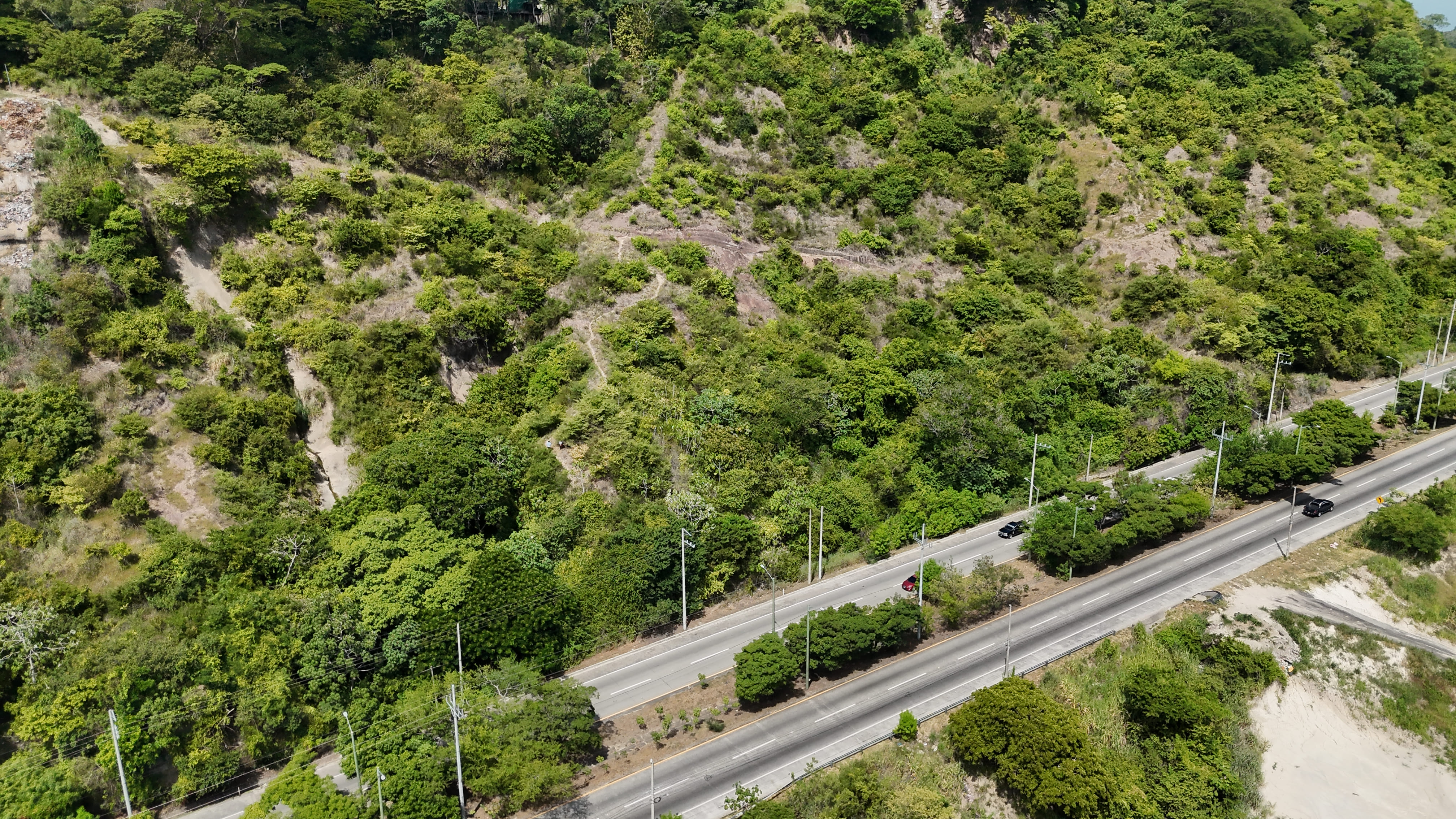 Terreno sobre Autopista Comalapa a 10 minutos del Aeropuerto Internacional de El Salvador.