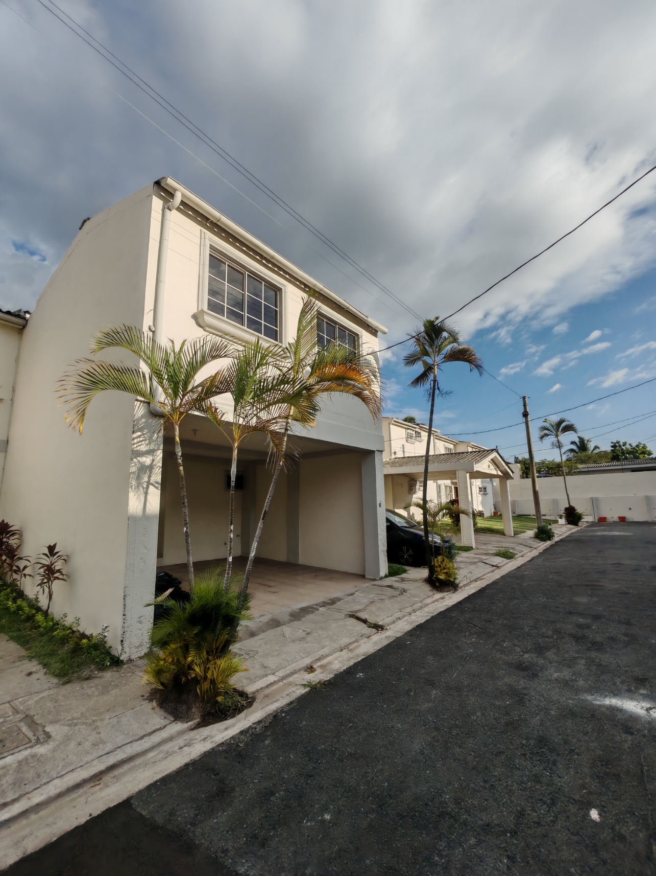 Exclusive rental in the renovated Brisas de San Francisco Residential: An expanded model with a strategic location.