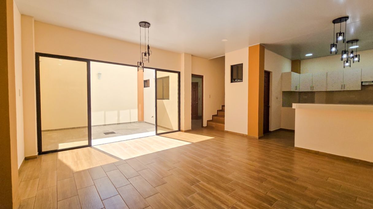 CASA EN VENTA RESIDENCIAL SINAI. ZONA PRIVADA. SANTA ANA