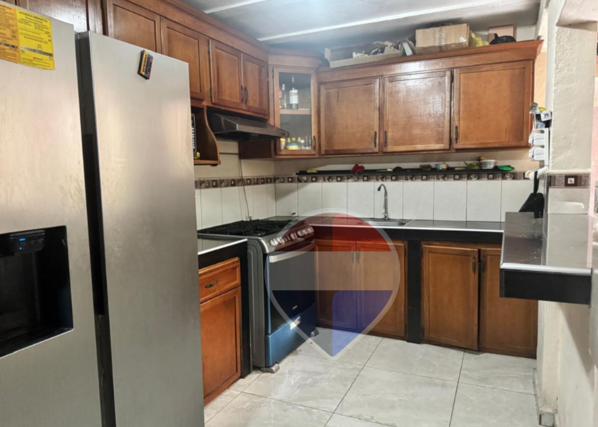 CASA EN VENTA!! COLONIA IVU, SANTA ANA