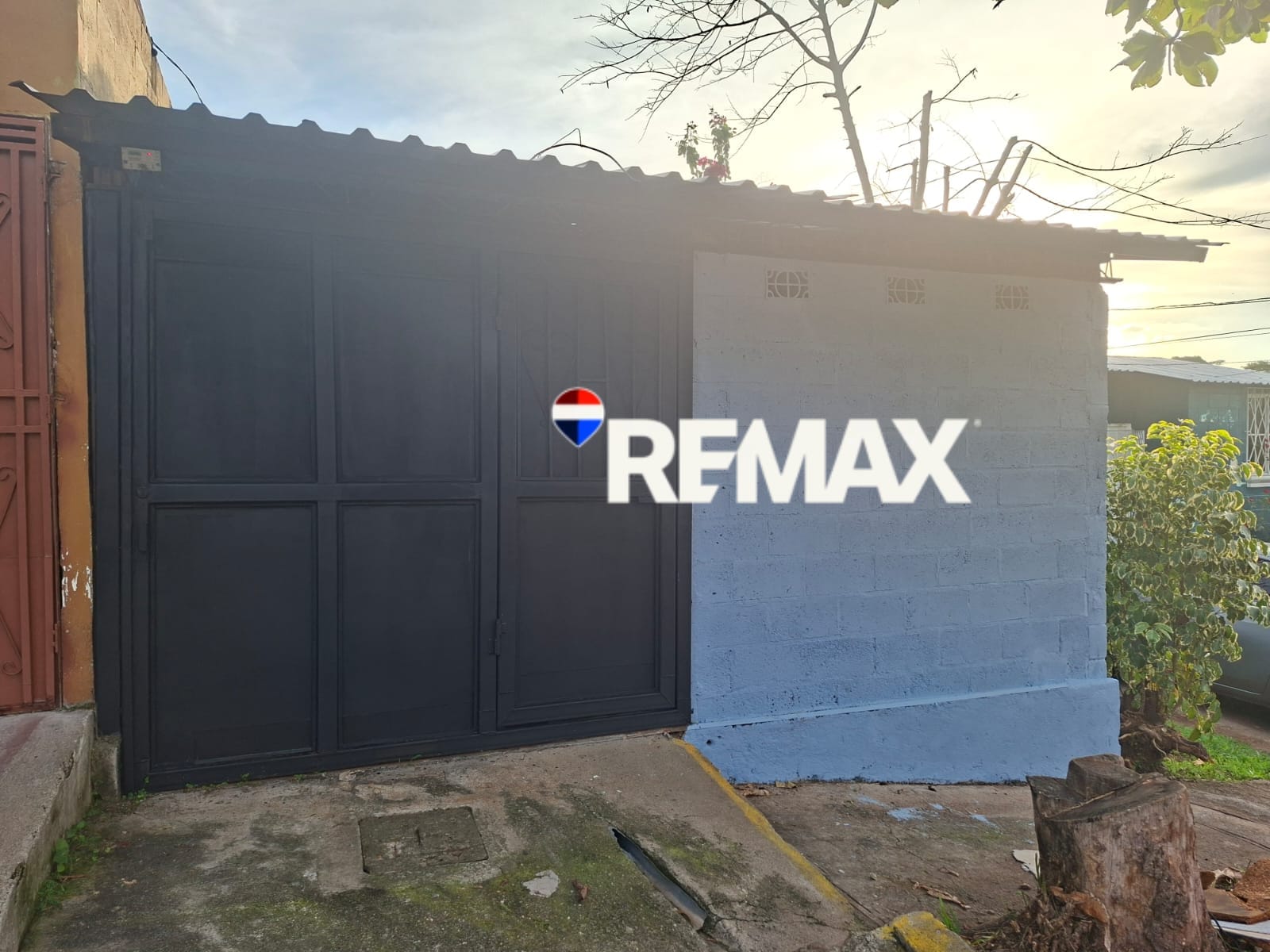 House for sale in the Bella Vista neighborhood of Santa Ana.