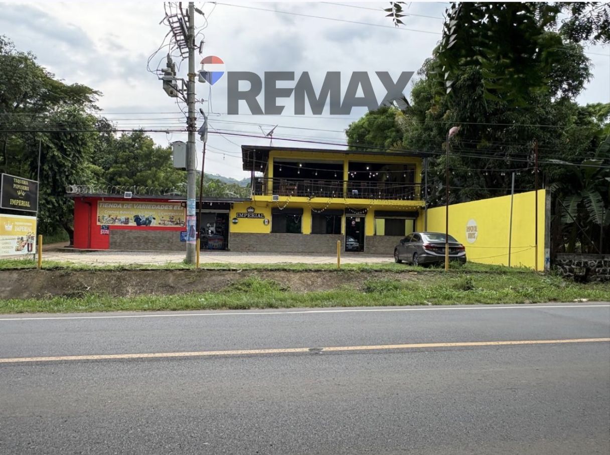 Propiedad con vocación comercial y casa de habitación en Candelaria de la Frontera