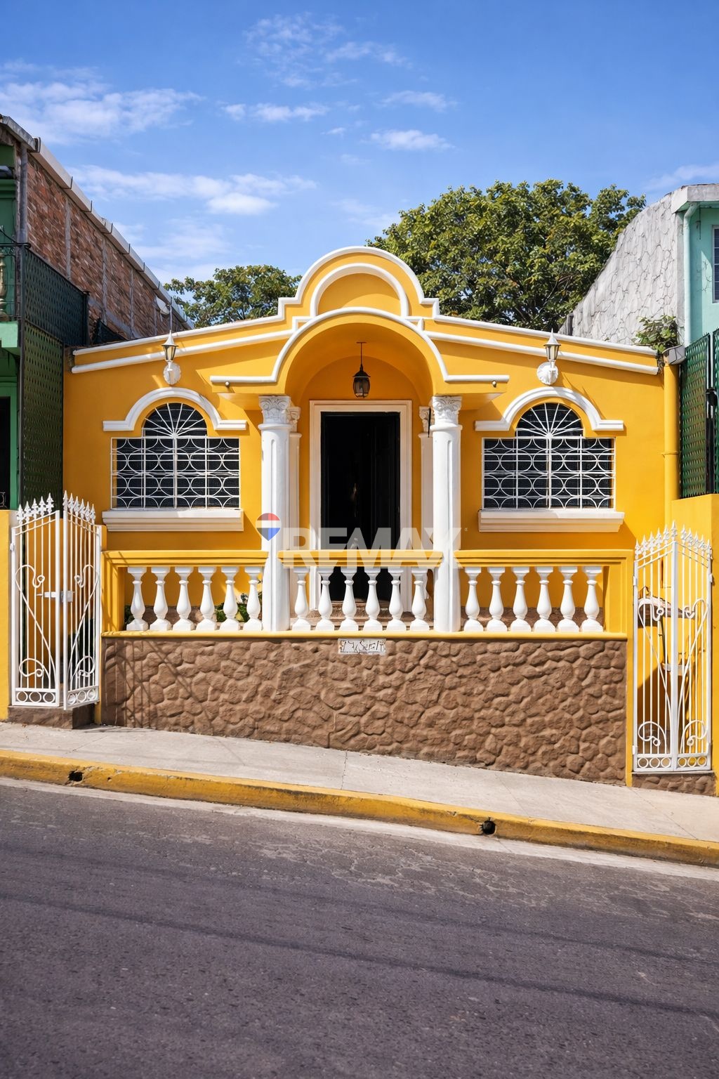Spacious Commercial Property for Rent in Downtown San Martín