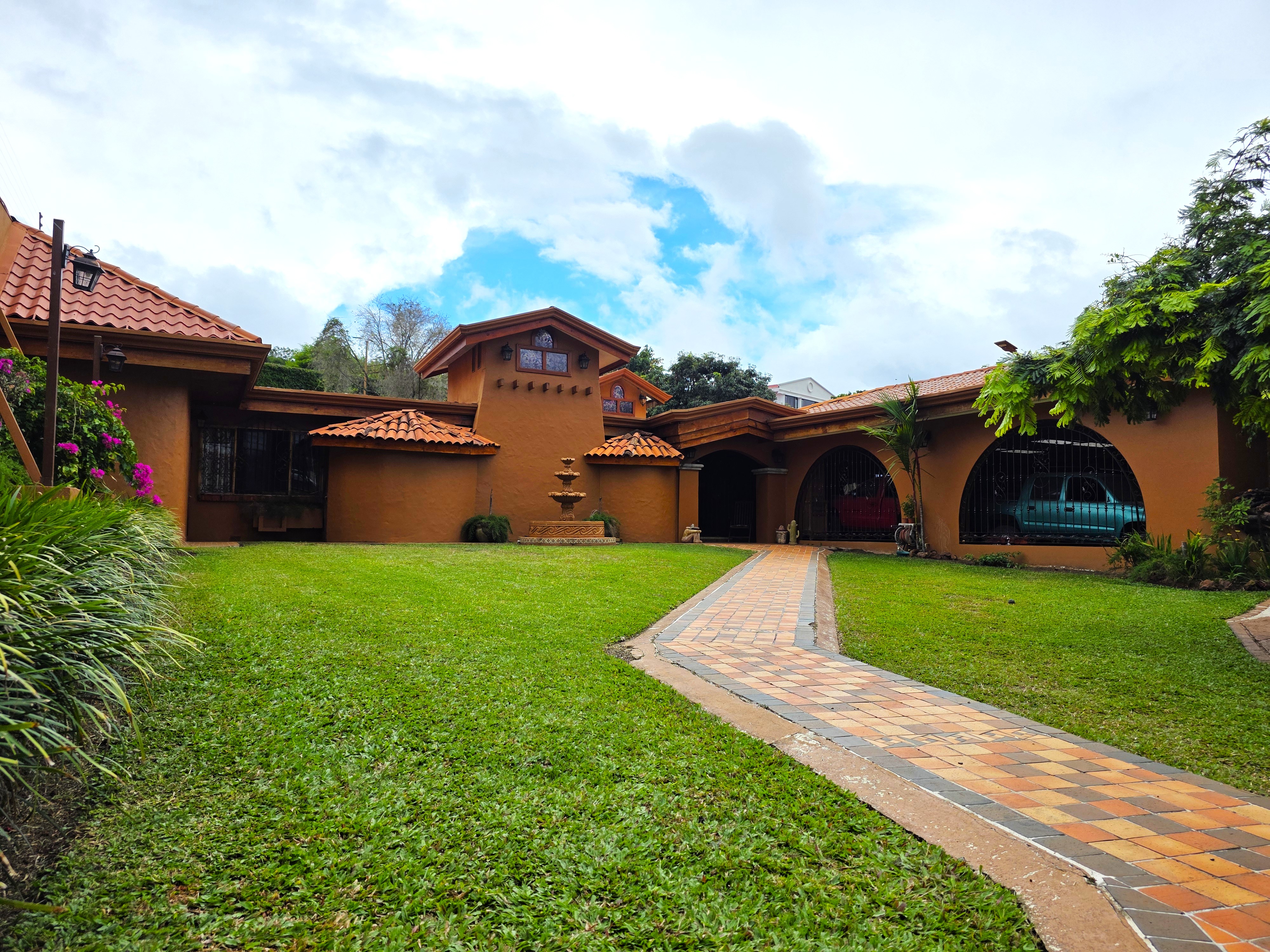 RE/MAX real estate, Costa Rica, Santo Domingo, Where location becomes opportunity | 2,076 m² property on the main road of Santo Domingo, Heredia